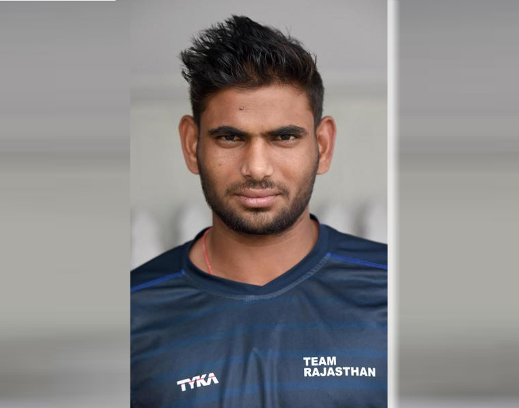 পরের বছর গুজরাত লায়ন্স তাঁকে ৫০ লক্ষে কিনে নেয়। কিন্তু দুই ম্যাচে ১ উইকেট নিয়ে আর প্রথম একাদশে জায়গা পাননি।