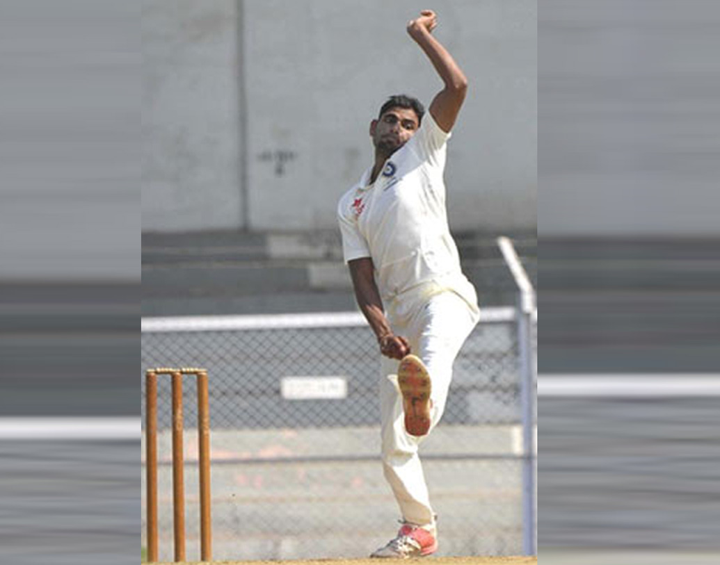 ঘরে টেলিভিশন ছিল না। দেখতে পারেননি নিজের নিলামও। জানতেও পারেননি তাঁকে নিয়ে চলছে দর হাঁকাহাঁকি। জেনেছিলেন পরে। কর এবং অন্যন্য টাকা কেটে তাঁর হাতে এসেছিল দু’কোটি ৮০ লাখ টাকা।