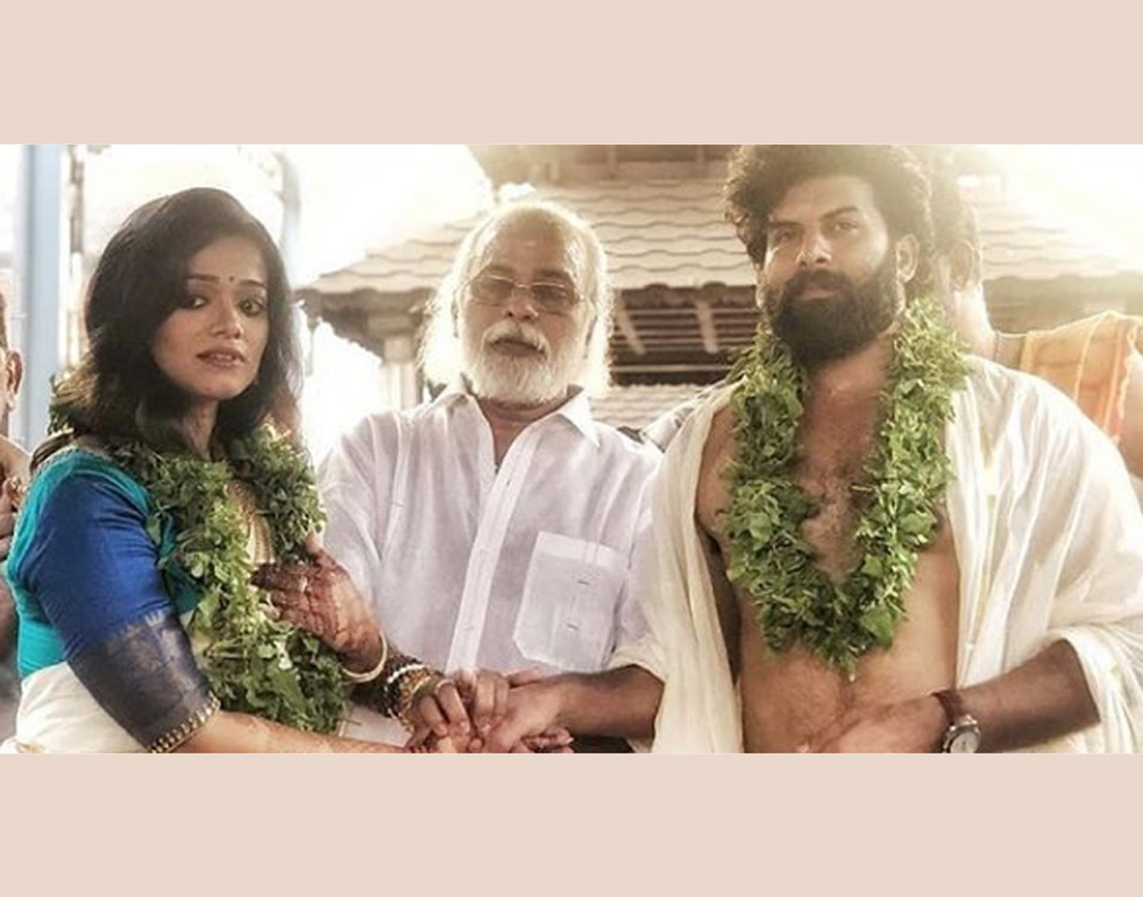 সনাতনী দক্ষিণ ভারতীয় পোশাকে সেজেছিলেন দু’জনেই। রঞ্জিনীর পরনে ছিল সাদা সিল্কের শাড়ি। বস্ত্র আর ধুতি ছিল সানির পরনে।