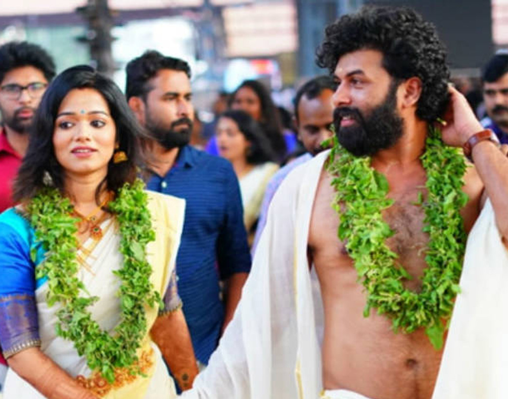 সোশ্যাল মিডিয়ায় অভিনেতা সেই ছবি শেয়ার করতেই ভাইরাল। বিয়ের অনুষ্ঠানে বাড়ির আত্মীয়স্বজন ছাড়া আর কেউই ছিলেন না। কয়েক জন কাছের বন্ধুকে তাঁরা জানিয়েছিলেন মাত্র।