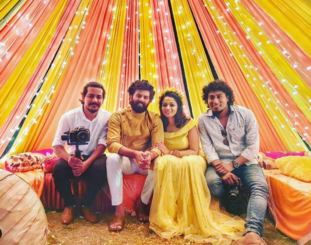 মালয়ালম ইন্ডাস্ট্রির অভিনেতা-অভিনেত্রীরা নবদম্পতিকে শুভেচ্ছা জানিয়েছেন সোশ্যাল মিডিয়ায়। যুগলের হলদি সেরেমনিতে দক্ষিণ ভারতীয় সুপারস্টার দিলীপও উপস্থিত ছিলেন।