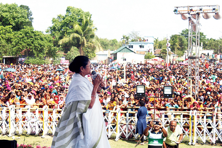 ভিড় চিত্র: চোপড়ার সভায় মমতা বন্দ্যোপাধ্যায়। বুধবার।  নিজস্ব চিত্র