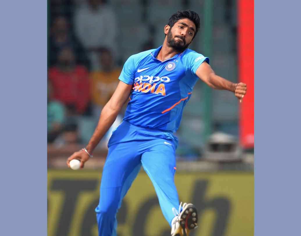 যশপ্রীত বুমরা: তিন ফরম্যাটের ক্রিকেটেই বল হাতে সোনা ফলিয়েছেন। আইপিএলেও মুম্বই ইন্ডিয়ান্সের হয়ে বুমরার ফর্ম অসাধারণ। গতি আর ইয়র্কারে বিধ্বস্ত করতে পারেন বিপক্ষকে।