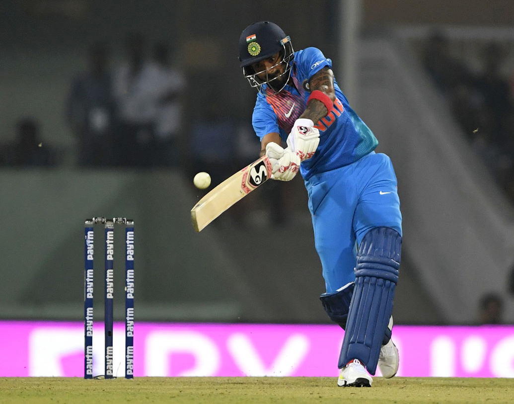 লোকেশ রাহুল বিশ্বকাপ স্কোয়াডে ১৫ জনের দলে থাকতে পারেন তৃতীয় ওপেনার হিসাবে। একটি টেলিভিশন সাক্ষাৎকারে মহিলাদের নিয়ে আপত্তিকর মন্তব্যের জন্য সাসপেন্ড হয়েছিলেন দল থেকে। রাহুল দ্রাবিড়ও প্রতিভাবান ব্যাটসম্যান বলেই উল্লেখ করেছেল লোকেশ রাহুলকে। আইপিএলেও ভাল ফর্মে রয়েছেন। দলে সুযোগ করে নিতে পারেন তিনি।