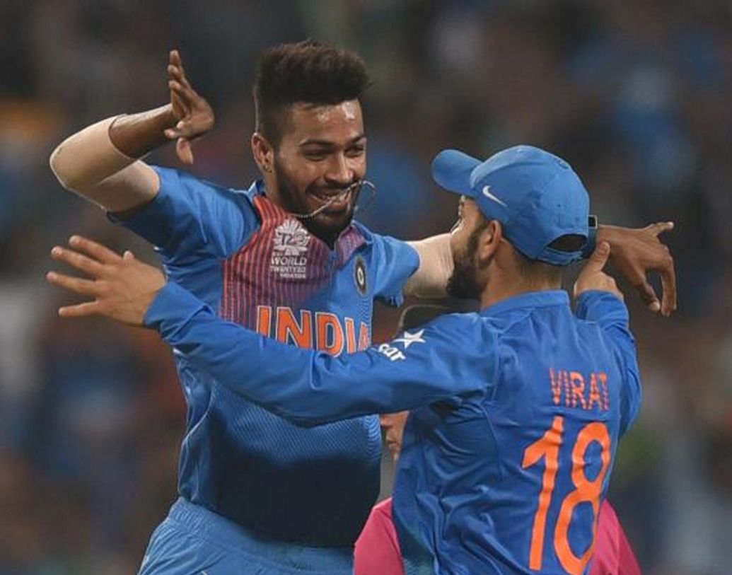 রাহুলের সঙ্গে একই কারণে দল থেকে সাসপেন্ড করা হয়েছিল হার্দিক পাণ্ড্যকে। কিন্তু নিউজিল্যান্ডের বিরুদ্ধে দারুন কামব্যাক করেছেন তিনি। হার্দিক ব্যাট ও বল দু’য়েই দক্ষ। অলরাউন্ডার হার্দিক থাকছেনই বিশ্বকাপের দলে।