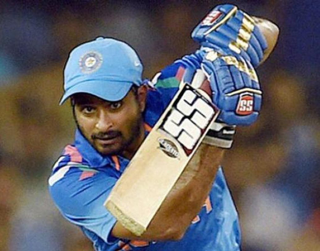 অম্বাতী রায়ুডুকে চার নম্বরে খেলানো হতে পারে। প্রায় দু’বছর দল পরীক্ষাও চালিয়েছে বিষয়টি নিয়ে। নিউজিল্যান্ডের বিরুদ্ধে দুরন্ত কামব্যাক করেন তিনি। বিরাট কোহালির অনুপস্থিতিতে তিনি ভাল পারফরম্যান্স করেছিলেন। অস্ট্রেলিয়ার বিরুদ্ধেও একদিনের ম্যাচে ভাল খেলেছেন। টিম ম্যানেজমেন্টের আস্থা রয়েছে তাঁর উপরে।