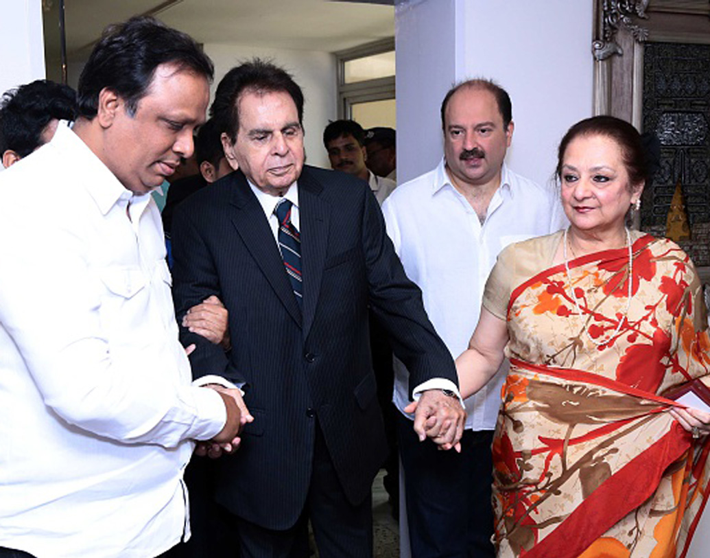 মুঘল ই আজম চলছিল মুম্বইয়ের মরাঠা মন্দিরে। সায়রা তখন ১৬। এক বার প্রিয় নায়ককে স্বচক্ষে দেখতে গিয়েছিলেন প্রিমিয়ারে। কিন্তু প্রিয় নায়ক আসতেই পারেননি ব্যস্ততার কারণে।