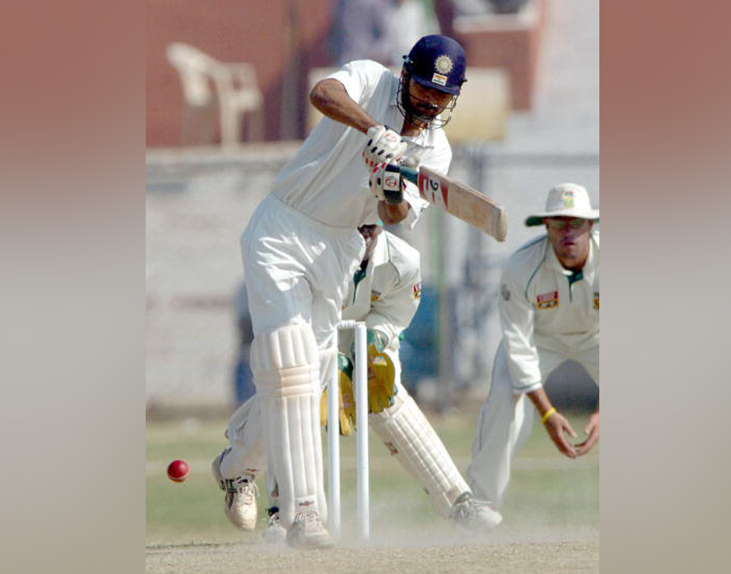 প্রথম শ্রেণির ক্রিকেটে অভিষেক হয়েছিল ১৯৯৬-৯৭ মরসুমে। ভারতের হয়ে ওডিআই ডেবিউ হয় তাঁর ২০০০ সালে। টেস্ট ডেবিউ হয় ২০০১ সালে জিম্বাবোয়ের বিরুদ্ধে হারারেতে। অভিষেক টেস্টেই ভাল পারফরম্যান্স ছিল তাঁর।