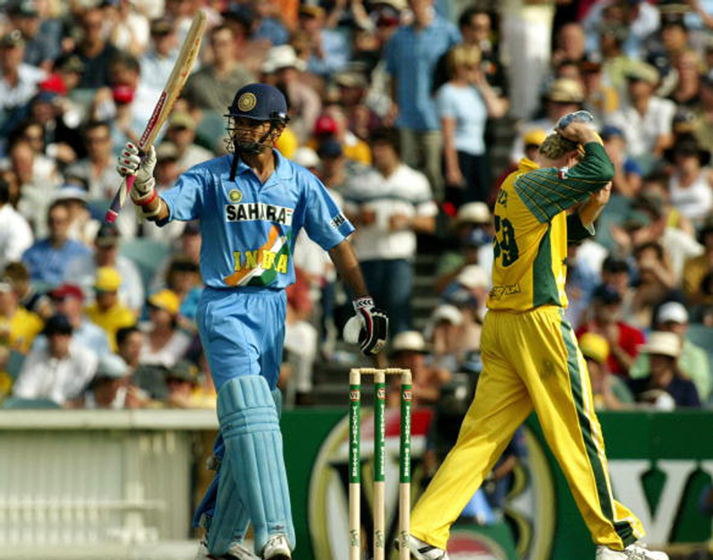 ইডেনে ২০০১ সালে অস্ট্রেলিয়ার বিরুদ্ধে ঐতিহাসিক টেস্টকে ক্রীড়াপ্রেমীরা মনে রেখেছেন লক্ষ্মণের ২৮১ রানে জন্যই। ওই ম্যাচে অস্ট্রেলিয়া যখন ১৬৬/৩, নিশ্চিত ড্রয়ের দিকে এগোচ্ছে ম্যাচ, তখনই শর্ট লেগে স্টিভ ওয়াকে দুরন্ত ক্যাচে আউট করেন হেমাঙ্গ বাদানি। এর পর আর বেশি ক্ষণ টেকেনি অজি ইনিংস।