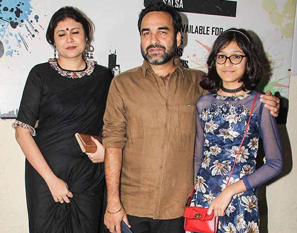 পঙ্কজ আর তাঁর স্ত্রীর প্রেমের গল্প। প্রায় ১৪ বছরের বিবাহিত জীবন তাঁদের। একটি মেয়েও রয়েছে। কী ভাবে আলাপ হল কলকাতার মেয়ের সঙ্গে বিহারের প্রত্যন্ত গ্রামের এক যুবকের?