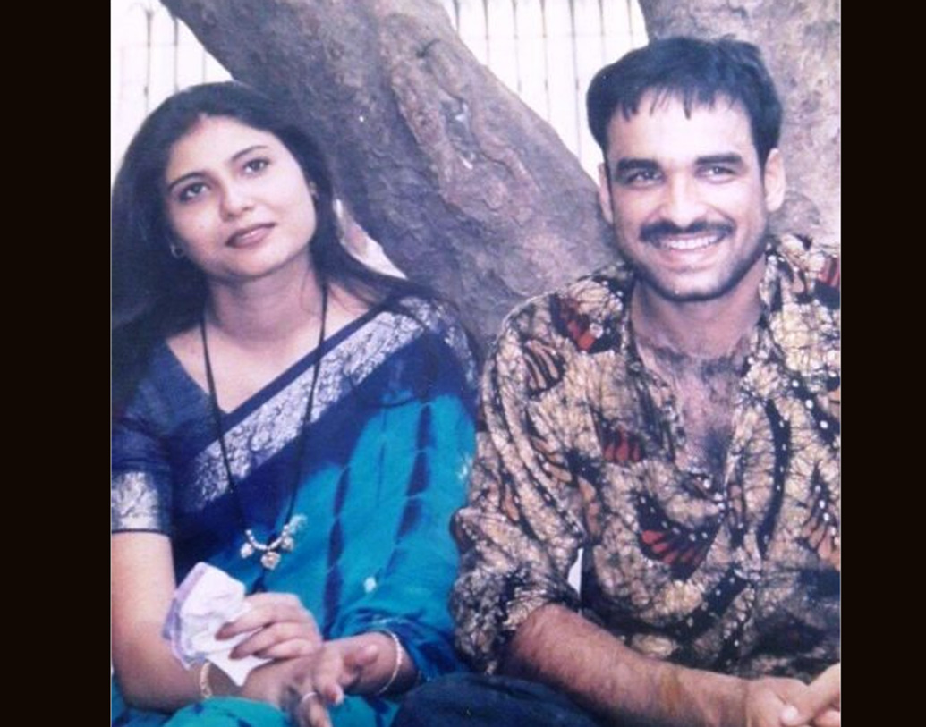 পঙ্কজ ঠিক করে নেন, ওই মেয়েটিকেই বিয়ে করবেন। আলাপ হল বিয়েবাড়িতে। বাড়ল ঘনিষ্ঠতা। পঙ্কজ এর পর পড়তে গেলেন দিল্লির ন্যাশনাল স্কুল অব ড্রামায়। মৃদুলা নামের সেই মেয়েটি তখন কলকাতায় পড়াশোনা করছেন।