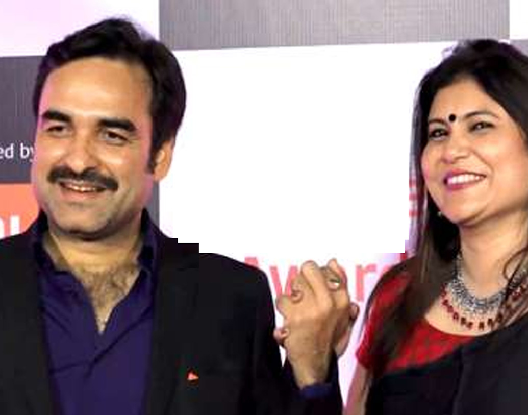 ডেটিং শব্দটাই জানতেন না তখন, বলেন পঙ্কজ। পঙ্কজের জামাইবাবুর দিকের আত্মীয় মৃদুলা। কলকাতা থেকে দিল্লির ন্যাশনাল স্কুল অব ড্রামা (এনএসডি)-তে দশ দিন অন্তর শুরু হল পরস্পরকে চিঠি লেখা। আর ঠিক রাত ৮টায় ফোন, দিনে এক বারই।