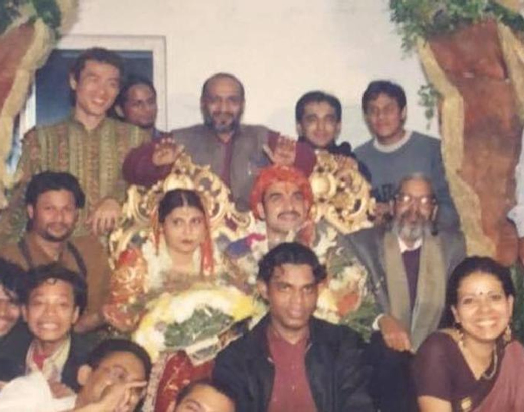 ২০০৪ সালে পঙ্কজের সঙ্গে বিয়ে হয় মৃদুলার। কিন্তু ১২ বছরের লং ডিস্ট্যান্স প্রেম, তাও জামাইবাবুর আত্মীয়ের সঙ্গে, একেবারেই মেনে নেয়নি গোঁড়া ব্রাহ্মণ পঙ্কজের পরিবারের সদস্যরা। বিস্তর ঝামেলা পেরিয়ে বিয়ে তো করলেন, কিন্তু কী খাবেন?