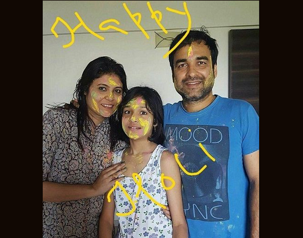 এখন পঙ্কজ অনেকটাই পরিচিত। বিখ্যাত অভিনেতাদের মধ্যেই পড়েন তিনি। কিন্তু খুব যে বেশি কাজ পান তা তো নয়। মৃদুলাই আর্থিক দিক থেকে সবচেয়ে বড় ‘সাপোর্ট সিস্টেম’, জানান পঙ্কজ। ভালবেসে দিব্যি রয়েছেন তাঁরা এক সঙ্গে।