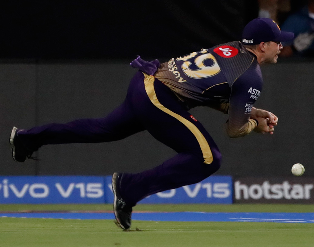 পীযূষ চাওলার বদলে লকি ফার্গুসন নামতে পারেন আজ আট নম্বরে, পিচ সবুজ হলে পেসার দরকার হবে দলের। দুপুরের দিকে ঝড়বৃষ্টির সম্ভাবনা রয়েছে, জানিয়ে দিয়েছে আবহাওয়া দফতর। তাই পিচ ভেজা থাকতে পারে। সে ক্ষেত্রে লকির বল খেলতে সমস্যায় পড়বেন ব্যাটসম্যানরা। তবে তিনি খেললে চার বিদেশির সূত্রে লিনকে বসতে হতে পারে।