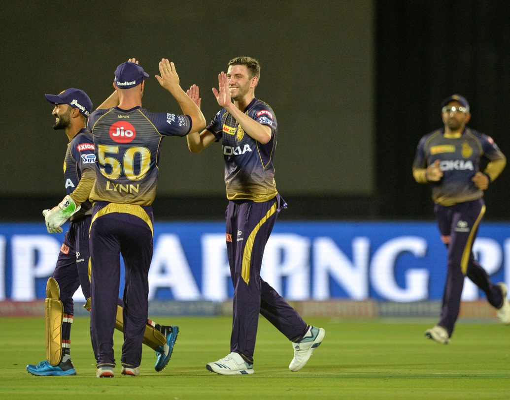 দশ নম্বরে থাকতে পারেন হ্যারি গার্নি। জয়পুরের মন্থর পিচে গার্নির স্লো বলের হদিশ পাননি স্টিভ স্মিথ, স্টোকসরা। অভিষেকেই ম্যান অব দ্য ম্যাচ হওয়া গার্নি আজ পার্থক্য গড়ে দিতে পারেন।