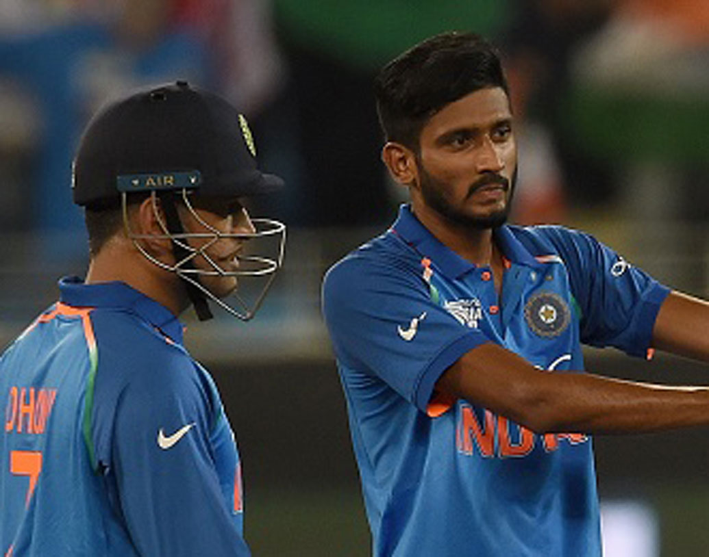 জানুয়ারি, ২০১৯, অ্যাডিলেডে অজিদের বিরুদ্ধে দ্বিতীয় এক দিনের ম্যাচ। ব্যাট করছিলেন ধোনি ও দীনেশ কার্তিক। জয়ের থেকে তখনও বেশ কিছুটা দূরে টিম ইন্ডিয়া। ক্লান্ত ধোনি জলপানের বিরতি চেয়েছিলেন। তখন জল নিয়ে মাঠে ঢোকেন খলিল আহমেদ। পিচের উপর দিয়েই তিনি হেঁটে আসছিলেন ধোনির দিকে। বিরক্ত ধোনি কড়া ভাবে বলেন, “উইকেটের উপর দিয়ে আসবি না।” ধোনির নির্দেশ পাওয়া মাত্রই পিচের উপর থেকে সরে আসেন খলিল।