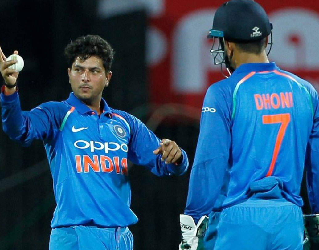 ২০১৮-এর এশিয়া কাপে আফগানিস্তানের বিরুদ্ধে খেলা চলছে। বোলার তখন কুলদীপ যাদব। ফিল্ডার পরিবর্তন করার বিষয়ে বার বার ধোনিকে অনুরোধ করছিলেন কুলদীপ। বিরক্ত ধোনি বলেন, ‘‘যা ফিল্ডার সাজানো হয়েছে, তাতেই বল কর। না হলে অন্য বোলার আনব।’’ ধোনির পুরো বক্তব্যই ধরা পড়ে মাইক্রোফোনে।