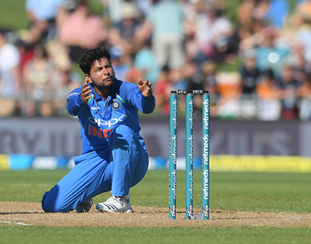 ২০১৭ শ্রীলঙ্কার বিরুদ্ধে দ্বিতীয় টি২০ ম্যাচ। বোলার ছিলেন তরুণ কুলদীপ। ফিল্ডার নিয়ে ধোনির কাছে বার বার অনুযোগ করছিলেন কুলদীপ। বেশ রেগে গিয়ে বাঁ হাতি স্পিনারকে ধমকাতে শোনা যায় মিস্টার কুলকে।