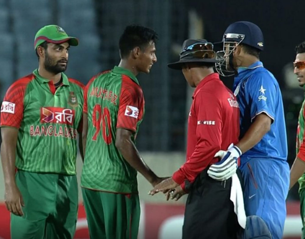 ২০১৫, বাংলাদেশের বিরুদ্ধে একদিনের ম্যাচ। ব্যাটসম্যান ধোনি। বোলার বাংলাদেশের মুস্তাফিজুর রহমান। রান নেওয়ার সময় বোলার মুস্তাফিজুর ধোনির সামনে চলে আসায় মেজাজ হারাতে দেখা যায় মিস্টার কুলকে।