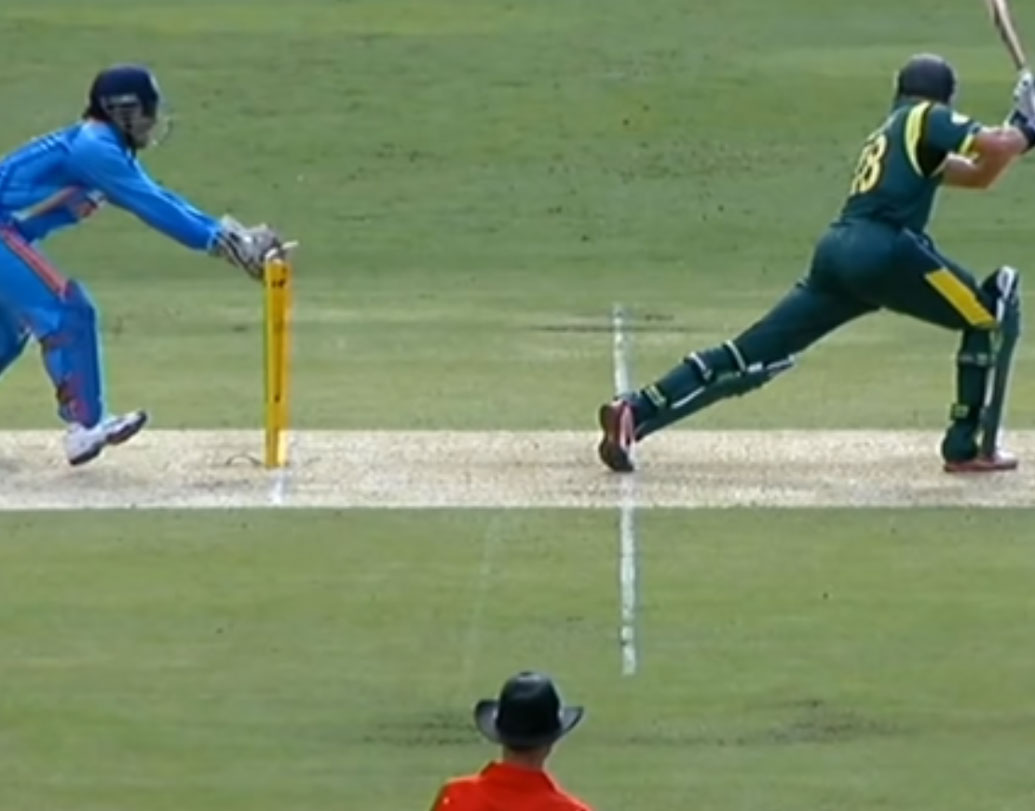 ২০১২ অস্ট্রেলিয়ার বিরুদ্ধে বোলার তখন সুরেশ রায়না। মাইক হাসিকে স্টাম্প আউট করেছিলেন ধোনি। তৃতীয় আম্পায়ার আউটও দিয়েছিলেন। সেই মতো প্যাভিলিয়নেও ফিরে যাচ্ছিলেন হাসি। তখনই ফিল্ড আম্পায়ার বিলি বাওডেন তাঁকে ফিরিয়ে আনেন। এই ঘটনায় ক্ষুব্ধ ধোনির সঙ্গে বিলির তর্ক হয়। বিলি বলেন, আসলে তৃতীয় আম্পায়ার জানিয়েছেন হাসি আউট নন, সেই মতোই ফিরিয়ে আনা হচ্ছে তাঁকে।