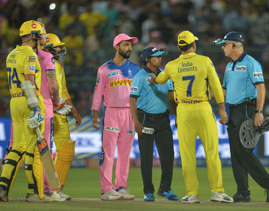 তবে সব কিছুকে ছাড়িয়ে যায় রাজস্থানের বিরুদ্ধে জয়পুরের সোয়াই মান সিংহ স্টেডিয়ামের ঘটনা। যে ভাবে মাঠের মধ্যে ঢুকে আম্পায়ারদের সঙ্গে তর্কে জড়ালেন, তা অতীতে কোনও দিনই দেখা যায়নি।