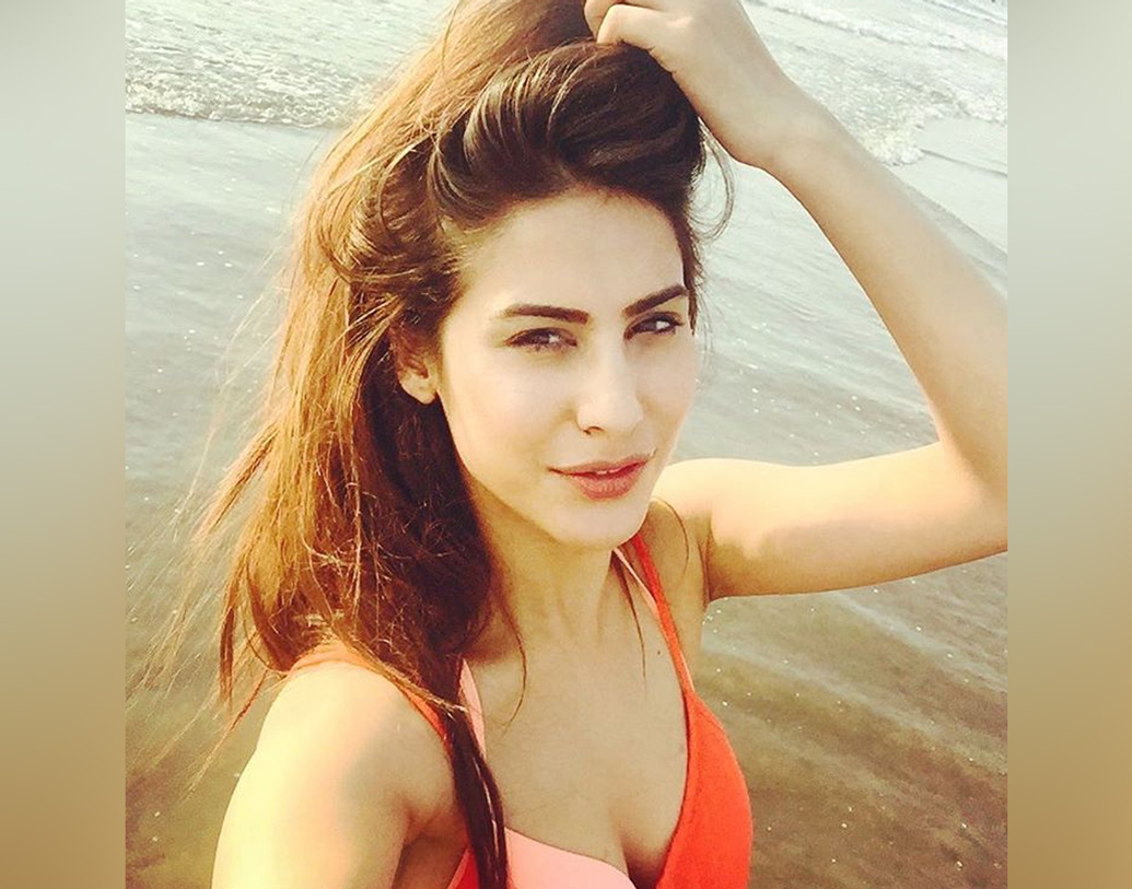 এই তরুণীর নাম শীতল ঠাকুর। কিন্তু সোশ্যাল মিডিয়ায় তিনি যে ভাবে উষ্ণতা ছড়াচ্ছেন, বলি প্রেমীরা বলছেন, লম্বা রেসের ঘোড়া এই তরুণী নামে শীতল হলেও আসলে হট নায়িকা।