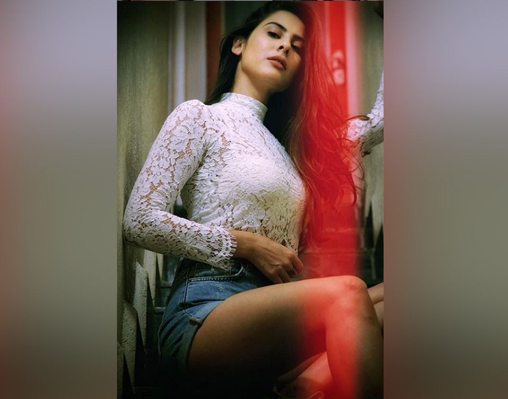 বেড়াতে খুব ভালবাসেন এই নতুন সেনসেশন। লং ড্রাইভে চলে যান একাই। আর ভালবাসেন বই পড়তে।