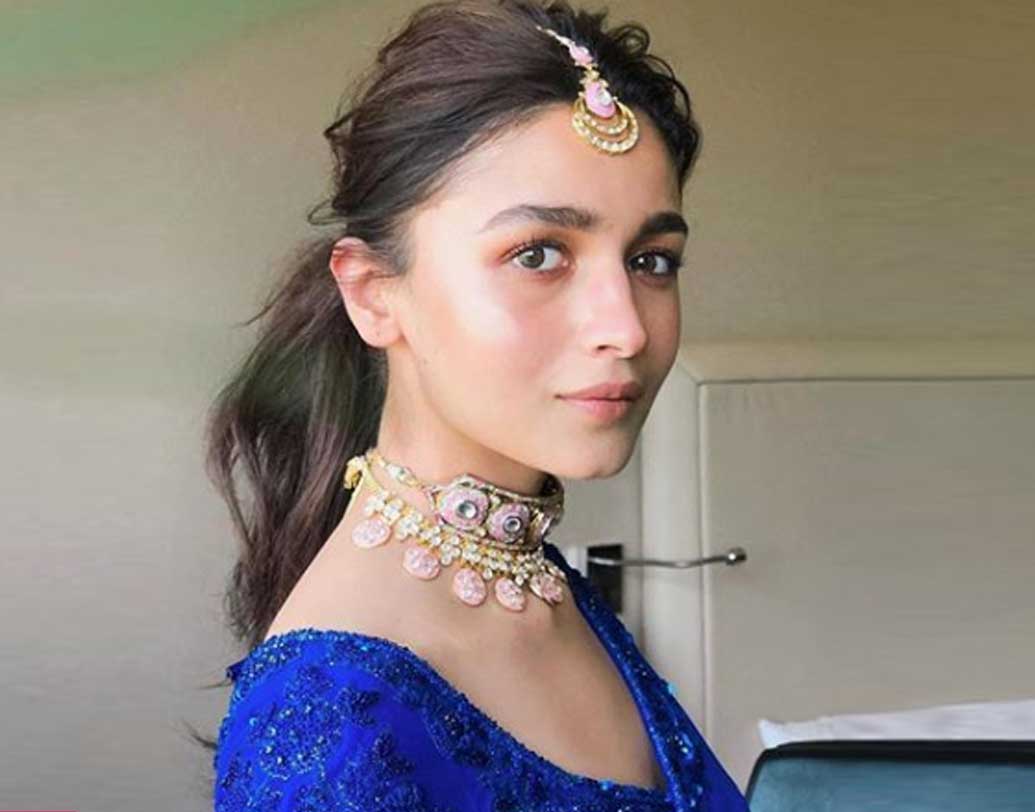 ভারতীয় গণতন্ত্রের প্রতি কি বিশ্বাস নেই নায়িকার? নাকি বিভিন্ন দলের যে সব প্রার্থীরা তাঁর লোকসভা কেন্দ্র থেকে নির্বাচনে প্রতিদ্বন্দ্বিতা করছেন, তাঁদের ওপর ভরসা নেই?