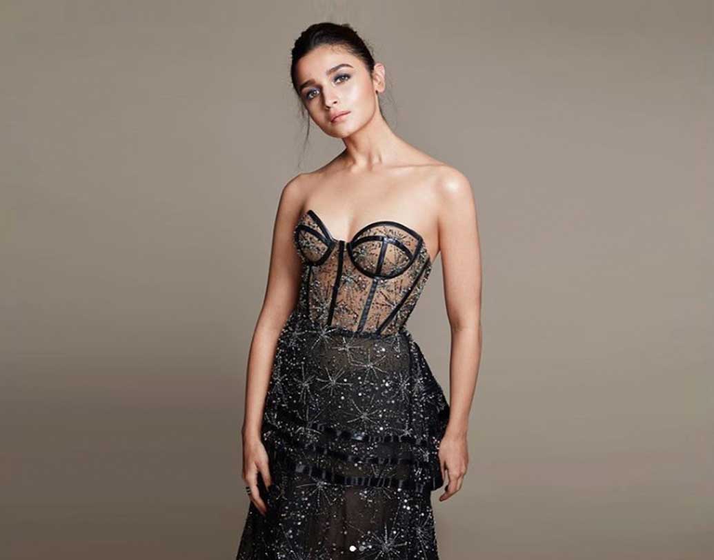 সামনেই মুক্তি পাবে আলিয়া ভট্ট অভিনীত ‘কলঙ্ক’। সে ছবির প্রচারে সোনাক্ষী সিংহ, বরুণ ধবন, আদিত্য রয় কপূররা যখন ভোট দেওয়ার পক্ষে সওয়াল করেন, তখনই আলিয়া সবার সামনে বলেন তিনি ভোট দিতে পারবেন না।