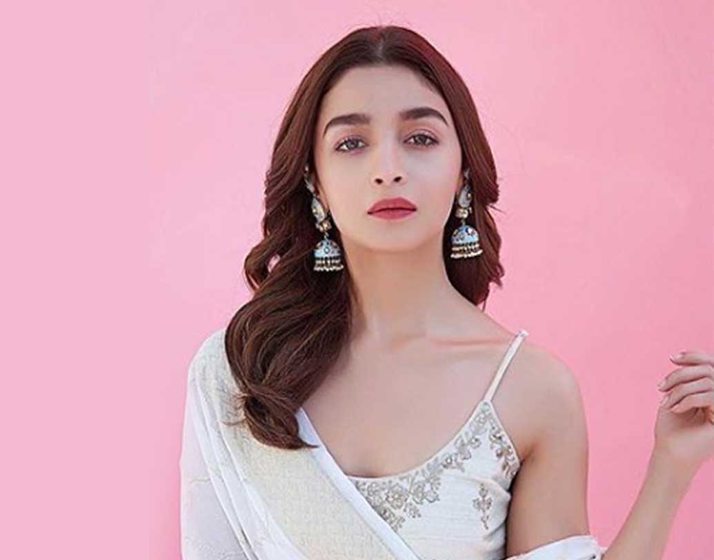 এর কারণ জানতে চাওয়া হলে আলিয়া শেয়ার করেছেন তিনি ব্রিটিশ নাগরিক।