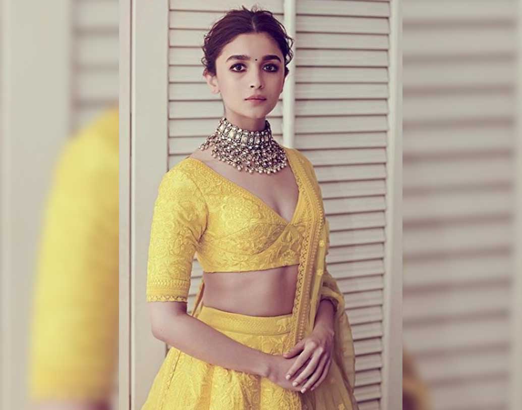 আলিয়ার মা সোনি রাজদানও ব্রিটিশ নাগরিক। জন্মসূত্রে আলিয়াও ব্রিটিশ নাগরিকত্ব পেয়েছিলেন।