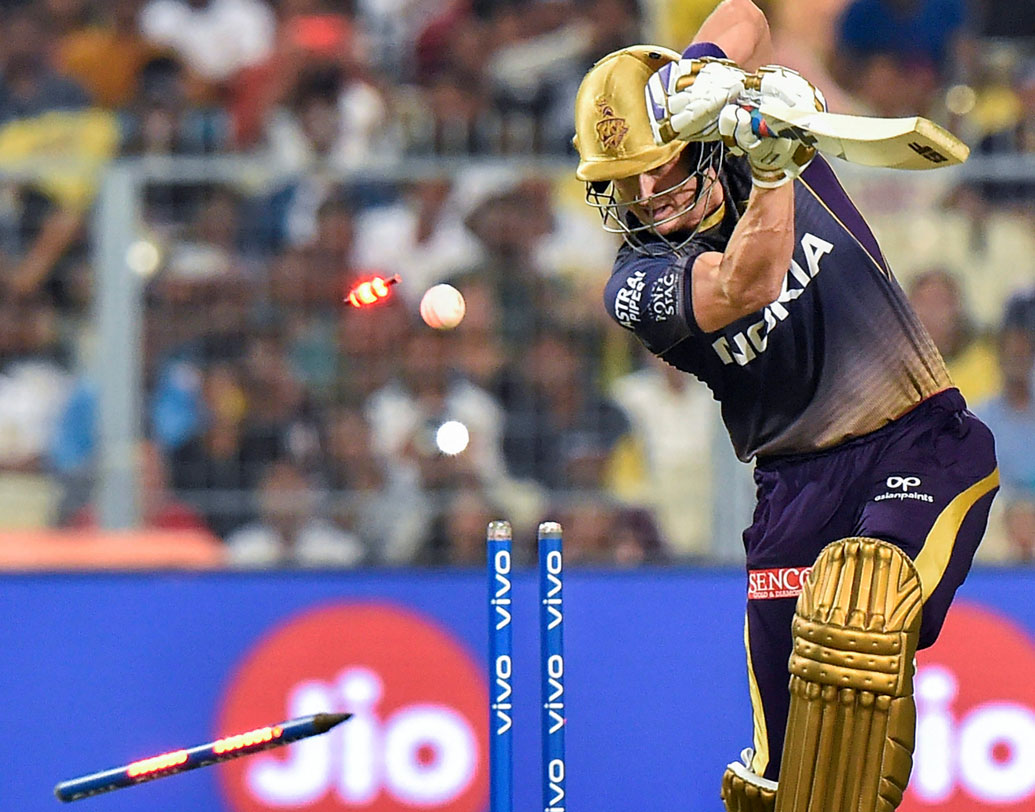 ইনিংসের প্রথমেই এসেছিল ধাক্কা। প্রথম বলেই আউট হন ডেনলি। আর তিন নম্বরে নামা উথাপ্পাকে দেখে একটি বারের জন্যও মনে হয়নি তিনি ছন্দে আছেন। দ্বিতীয় উইকেটে ৬৩ রান যোগ হলেও নারাইনের অভাব চোখে পড়েছে বার বার।