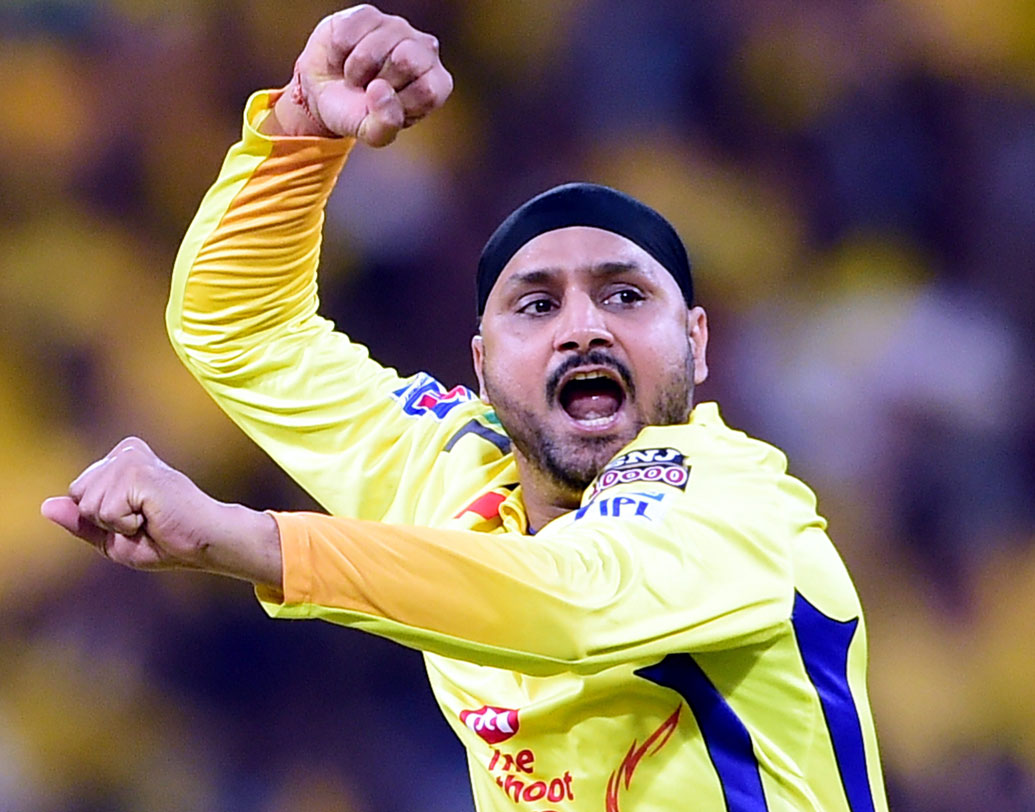 চেন্নাইয়ের দলে রয়েছেন হরভজন সিংহের মতো স্পিনার। বুড়ো বয়সেও যে তিনি ভেল্কি দেখাতে পারেন, তার প্রমাণ ইতিমধ্যেই পাওয়া গিয়েছে। কোনও ভাবেই ভাজ্জিকে হালকা ভাবে নেওয়া ঠিক হবে না কলকাতার।