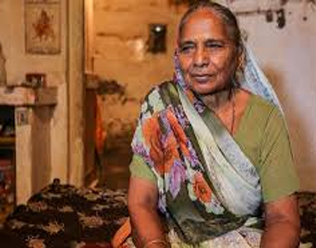 শান্তাবেনের ছোট্ট বাড়ির একতলা ও দোতলায় একটি করে ঘর। প্রতিটি ঘরের চার দেওয়ালে বাদুড়গুলোর কলোনি। স্বভাব মতো সারা দিন ঘুমোনোর পরে, সূর্য ডুবলেই খাদ্যের সন্ধানে বাড়ি ছেড়ে উড়ে যায়। রাতভর খাওয়াদাওয়া সেরে ভোরবেলা তারা ফিরে আসে।