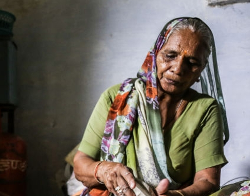 এই প্রাণীগুলি বাস করার ফলে সারা বাড়িতে দুর্গন্ধে টেকা দায় হয়ে পড়লে নিম আর কর্পূর দিয়ে তৈরি ধূপ জ্বালিয়ে রাখেন শান্তাবেন। এখন ২৪ ঘণ্টাই অবশ্য ধূপ জ্বালিয়ে রাখতে হয়।