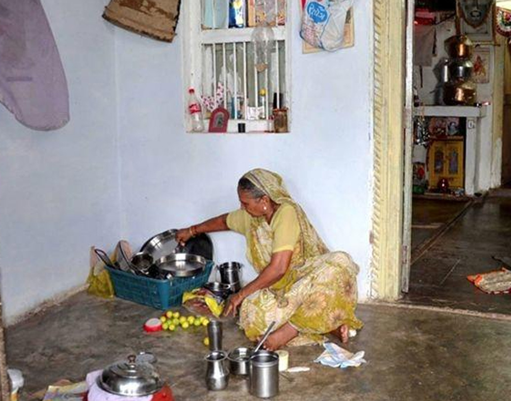 তাঁর কথায়, “ওদের ইচ্ছে হলে নিজেরাই এ বাড়ি ছেড়ে যাবে।” আশপাশের কিছু বাড়িতেও এ সব প্রাণী থাকত। কিন্তু রাসায়নিক ছড়িয়ে বাদুড়দের তাড়িয়ে দিয়েছে ওই সব পরিবার। শান্তার সঙ্গেও নিত্য ঝামেলা হয় প্রতিবেশীদের।