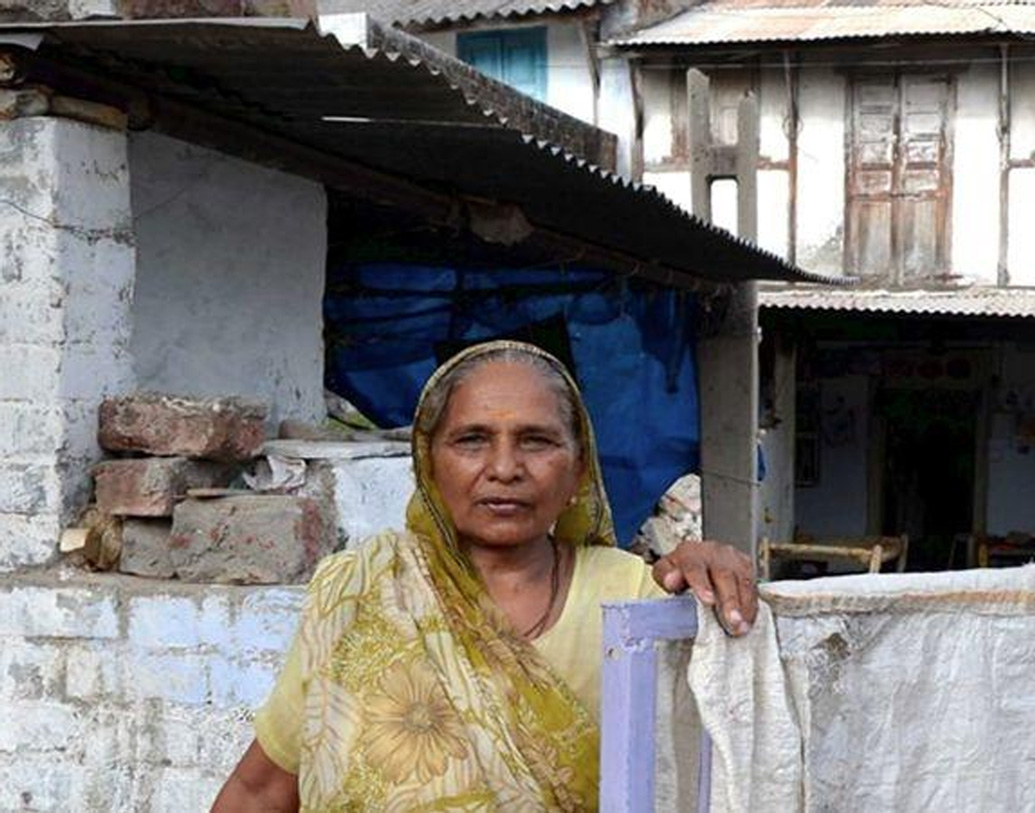 রাজপুরা গ্রামে সরপঞ্চ বলেন, “গ্রামের বহু বাসিন্দা শান্তিবেনের বাড়িতে এই প্রাণীগুলির উত্‍পাত বন্ধ করার চেষ্টা করেছেন। কিন্তু তিনি তার তীব্র বিরোধিতা করেন। মৃত্যুর আগে পর্যন্ত প্রাণীগুলিকে সরাতে নারাজ তিনি।”