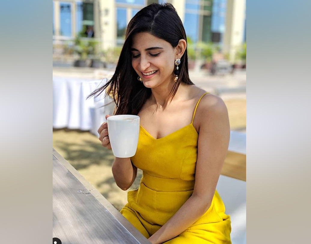 এই বলি নায়িকার নাম আহানা কুমরা। তবে শুধু তাঁর ছবির জন্য তিনি বিতর্কের শিকার এমনটা নয় কিন্তু। প্রতিবাদী হিসাবে এই অভিনেত্রীকে অনেকেই চেনে।