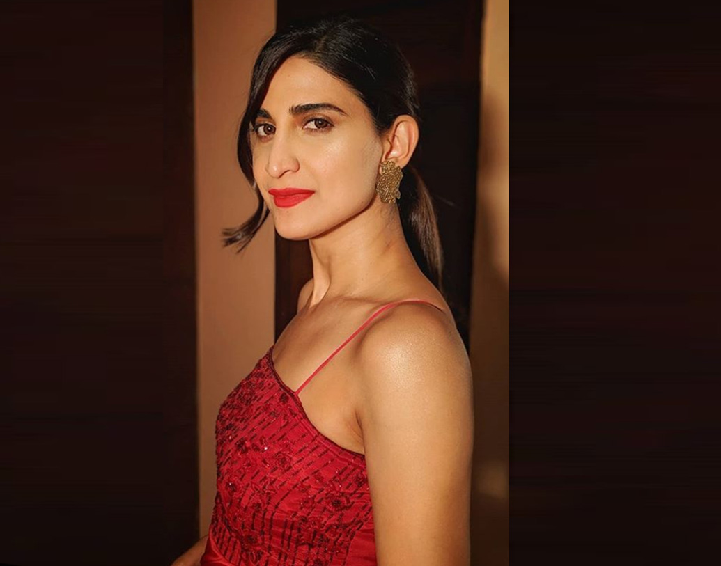 #মিটু আন্দোলনের সময় তিনি পরিচালক সাজিদ খানের বিরুদ্ধে যৌন হেনস্থার অভিযোগ এনেছিলেন। সালোনি চোপড়া নামের এক অভিনেত্রীর অভিযোগের সূত্র ধরেই প্রকাশ্যে অভিযোগ আনেন আহানা।