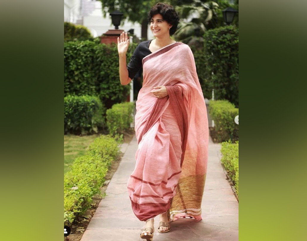 সম্প্রতি আহানা কুমরাকে সবাই প্রিয়ঙ্কা গাঁধী বলেই উল্লেখ করছেন। আসলে ‘অ্যাক্সিডেন্টাল প্রাইম মিনিস্টার’ ছবিতে তিনি অভিনয় করেছেন এই চ্যালেঞ্জিং চরিত্রে।