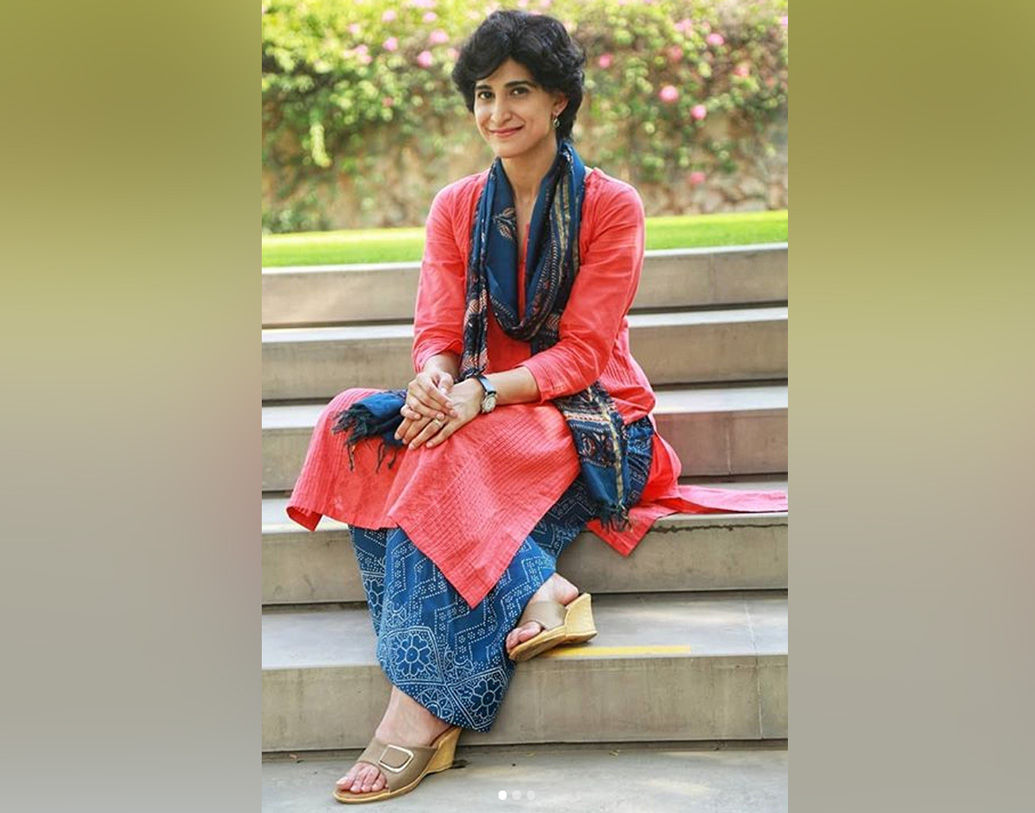 আহানা জনপ্রিয় হন ‘যুদ্ধ’ নামের একটি টিভি সিরিজের মাধ্যমে। অমিতাভ বচ্চনের সঙ্গে কাজ করতেন তিনি।