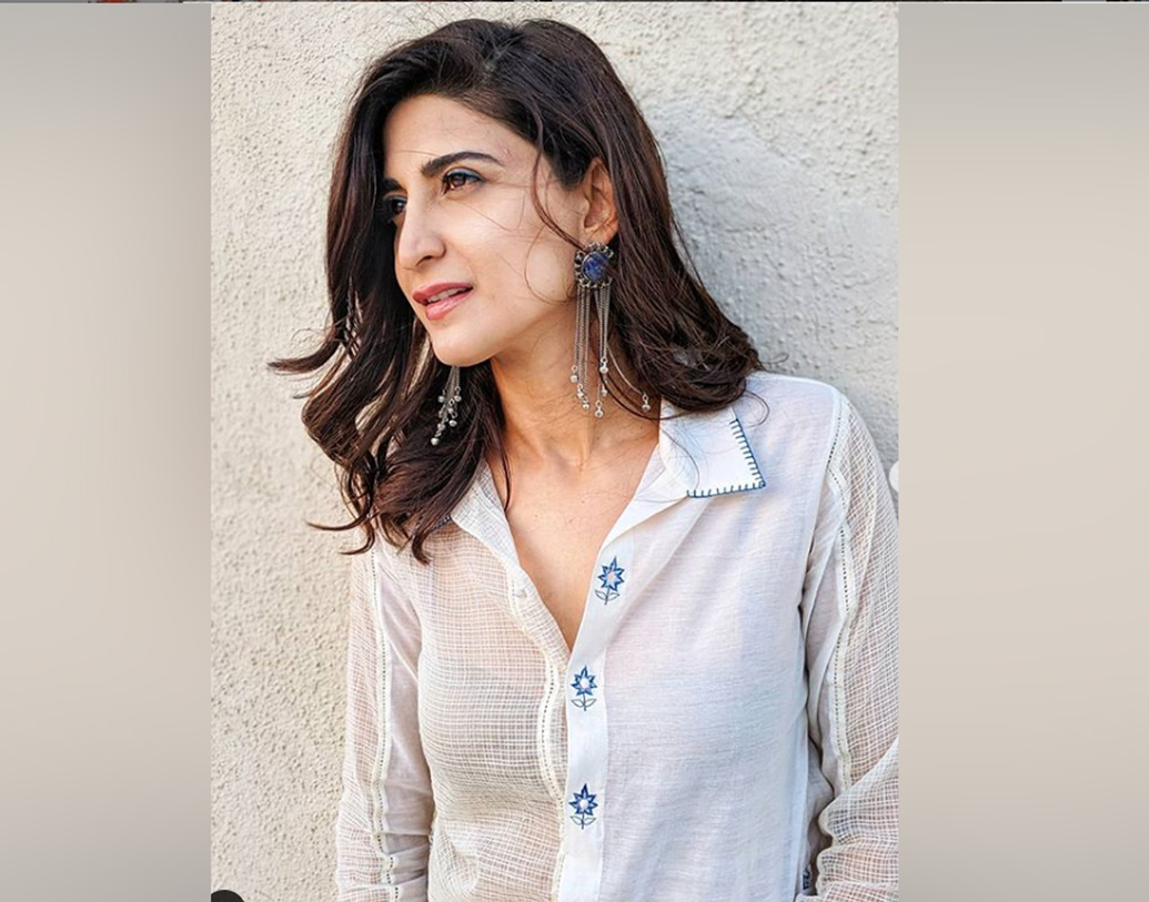 ছোটবেলা থেকেই মঞ্চেও অভিনয় করেছেন আহানা। লখনউয়ের স্কুলে পড়াশোনা করেছেন অভিনেত্রী।