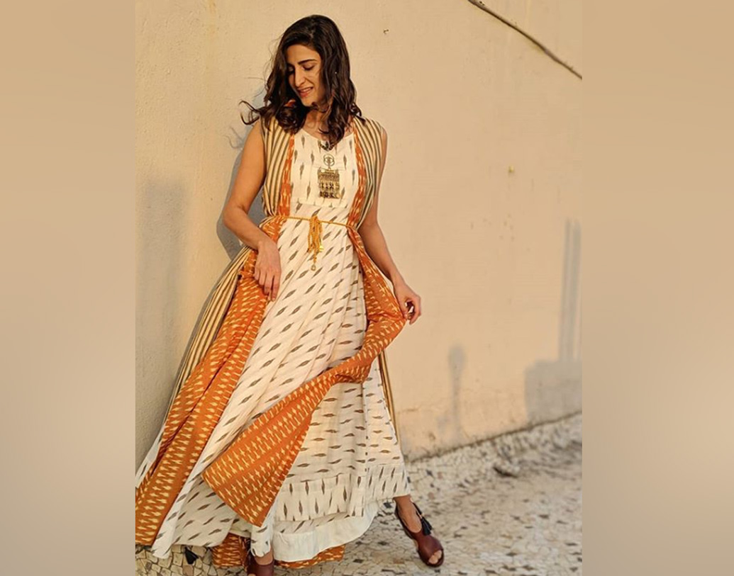 লখনউয়ের একটি কলেজ থেকে অভিনয়ে স্নাতক স্তরের পড়াশোনা করেছেন আহানা। মডেলিংও শুরু সেই সময়।