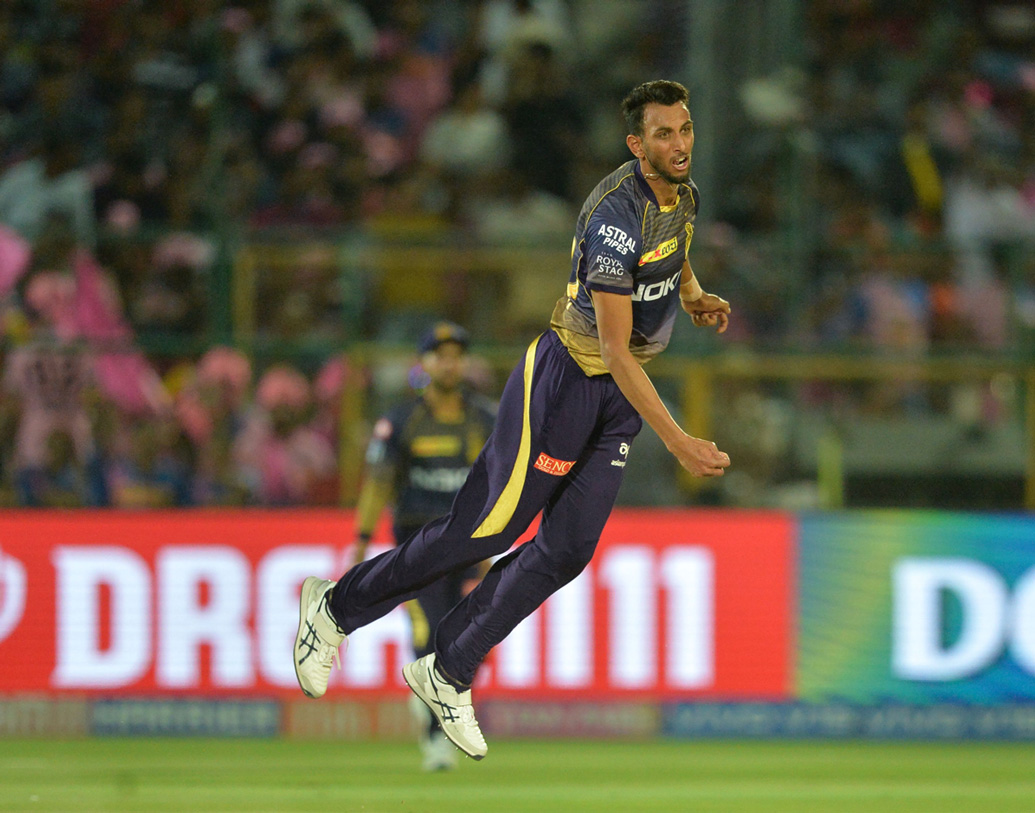 দশ নম্বরে নামার কথা প্রসিদ্ধ কৃষ্ণের। আগের চেয়ে অনেক ভাল বল করছেন। গতি আর মানসিকতার জন্য নজর কেড়েছেন তিনি। সবুজ পিচে কৃষ্ণের গতি পার্থক্য গড়ে দিতে পারে।