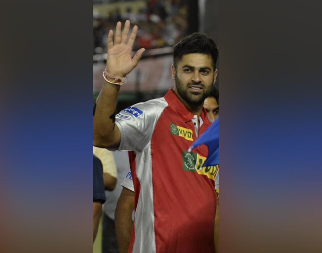 ২০১৯ সালের আইপিএলে দিল্লির হয়ে খেলার জন্য ট্রায়াল দিয়েছিলেন। তবে জায়গা মেলেনি।