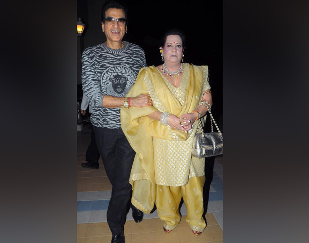 জিতেন্দ্রর সঙ্গে শোভার আলাপ একেবারে ছোটবেলায়। শোভা তখন ১৪, আর জিতেন্দ্র ১৬। একেবারে প্রথম দেখাতেই প্রেম। দেখা হয়েছিল মেরিন ড্রাইভে। সমুদ্রতটে। তারপর?