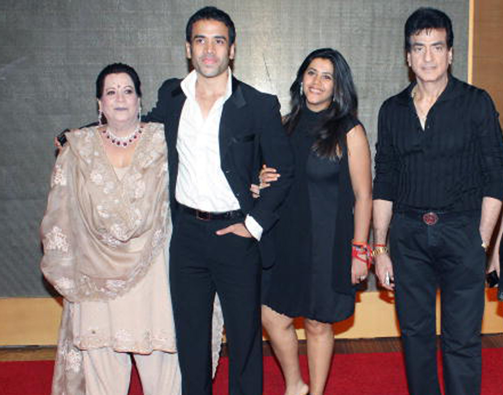 শোভা যোগ দিলেন ব্রিটিশ এয়ারওয়েজে। প্রতি বারই যখন তিনি ভারতে আসতেন বাড়িতে সময় কাটাবেন বলে, কোনও না কোনও নায়িকার সঙ্গে জিতেন্দ্রর সম্পর্কের খবর প্রকাশিত হত, একটি সাক্ষাৎকারে জানিয়েছিলেন এমনটাই।