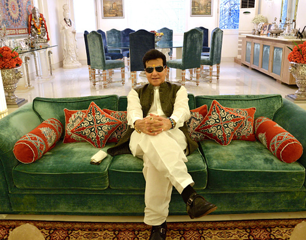 জিতেন্দ্রর সঙ্গে শোভার মনোমালিন্যও হয়। হেমা মালিনীর সঙ্গে জিতেন্দ্রর বিয়েও নাকি ঠিক হয়েছিল, বেশ কয়েকটি সর্বভারতীয় দৈনিকে সেই সময় প্রকাশিত হয়েছিল এমনটাই। তখন নাকি ধর্মেন্দ্র এসে পড়েন বিয়ের মণ্ডপে। তখন বিয়ে ভেস্তে যায় জিতেন্দ্র ও হেমার।