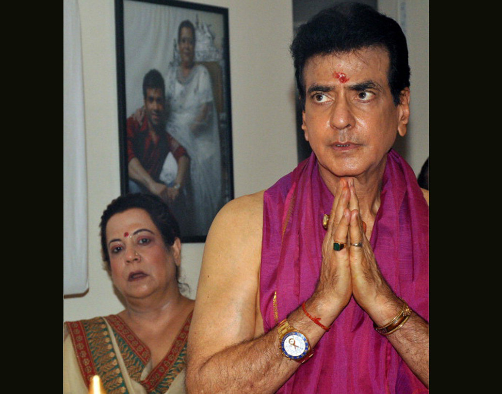 এ জাতীয় কথায় সম্পর্কে অশান্তি শুরু হওয়ায় নিজের ভালবাসার মানুষটিকে বিয়ে করবেন তিনি। ১৯৭৩ সালের ১৩ এপ্রিল বিয়েও ঠিক হয়ে যায় দুই পরিবারের সম্মতিতে। কিন্তু জিতেন্দ্রর বাবা আচমকা অসুস্থ হয়ে পড়েন। হাসপাতালে ভর্তি করতে হয় তাঁদের। বিয়ে পিছিয়ে যায়।